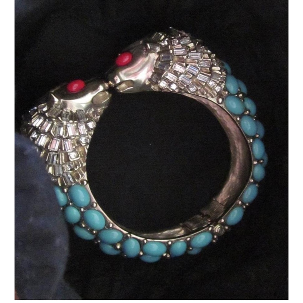 Host Pick- CHANEL 08C Runway Lion Cuff Bracelet NIB - Picture 6 of 7
